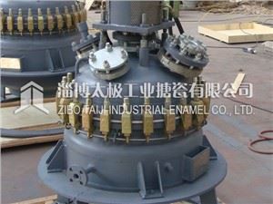 Majhen reaktor s stekleno oblogo za poskus